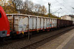 Der vierachsige offene Drehgestell-Hochbordwagen (offener Wagen in Regelbauart), 31 81 5380 353-7 A-RCW der Gattung Eanos der Rail Cargo Austria (zur �BB) im Zugverband bei einer Zugdurchfahrt am 16 Oktober 2025 im Bahnhof Kirchen/Sieg. 

Der Wagen besitzt je Seite nur eine zweifl�gelige T�re (1.800 x 1.800 mm), die eigentlich lediglich der Begehung dient, da die Wagen fast ausschlie�lich durch Kippen oder mittels Krane (Magnet oder Greifer) entladen werden. Er dient vorzugsweise dem Transport von witterungsunempfindlichen Sch�tt- und St�ckg�tern (wie Kohle, Briketts, Schrott, Erze, Steine, Holz und Erden). Das Untergestell ist eine Schwei�konstruktion aus Walzprofilen in den Materialg�ten St 37 und St 52 und ist Rahmenbauweise ausgef�hrt. Der Fu�boden besteht aus 6 mm dicken Blechen. Der G�terwagen ist f�r die Entladung �ber eine Seitenkippanlage geeignet.

TECHNISCHE DATEN:
Spurweite: 1.435 mm (Normalspur)
Achsanzahl: 4 in zwei Drehgestellen
L�nge �ber Puffer: 15.740 mm
Drehzapfenabstand: 10.700 mm
Achsabstand im Drehgestell: 1.800 mm
Laufraddurchmesser: 920 mm
Ladel�nge: 14.490 mm
Ladebreite: 2.720 mm
Ladeh�he: 2.100 mm
Ladefl�che: 39,4 m�
Laderaum:  82,7 m�
H�chstgeschwindigkeit: 100 km/h (beladen) / 120 km/h (leer)
Max. Ladegewicht: 58,4 t ab Streckenklasse C, 66,4 t ab Streckenklasse D
Eigengewicht: 23.550 kg
Kleinster bef. Gleisbogenradius: R 35 m
Bremse: KE-GR-A (K)
Bremssohle: Jurid C 810
Handbremse: Ja
Intern. Verwendungsf�higkeit: TEN-GE