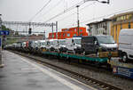 Vierachsige (2 x 2-achsiger) Flachwageneinheit mit geradem Fußboden und Radvorlegern der Mercitalia Rail Srl., der Gattung Laadgrs, 21 83 4301 832-9 I-MIR, beladen mit 4 Nutzfahrzeuge (FIAT -