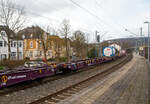 Leerer vierachsiger Drehgestell-Containertragwagen 37 84 4576 283-4 NL-RRL, der Gattung Sggnss-xl (Sggnss 80’XL), der niederländischen Vermietungsfirma RailRelease B.V. (Rotterdam), am 04.02.2023 im Zugverband bei der Zugdurchfahrt im Bahnhof Kirchen (Sieg).

Der Wagen wurde Tatravagonka Poprad (Slowakei) gebaut, das Baujahr konnte ich nicht erkennen. Mit dem Containertragwagen der Bauart Sggnss 80´ ist es erstmals möglich Container mit einer Gesamtlänge von 80 Fuß auf einem vierachsigen Drehgestellwagen zu transportieren. Der Wagen hat eine Länge von 25.940 mm. 

Der LIGHT EIGHTY Sggnss-xl wurde von TATRAVAGÓNKA schon 2010 auf Veranlassung von METRANS entwickelt. Nicht nur dank seinem geringen Gewicht von 22,4 t, sondern auch wegen den einzigartigen Lademöglichkeiten (5 Container­Bauarten und Wechselaufbauten in 30 verschiedenen Containerkombinationen) hat sich dieser Wagen schnell auf dem Markt etabliert. Im Vergleich zum 80’ langen Standardwagen kann bei dieser Variante ein Wagen mehr in Güterzüge aufgenommen werden. Durch die neuartige Konstruktion dieses TSI­‐konformen Wagens konnte nicht nur der Lärmpegel auf einen Messwert von 78 dB(A) reduziert werden. Eine Energieeinsparung von 20 % im Vergleich zum 80’-langen Standardgelenkwagen ermöglicht eine weitere Steigerung der Transporteffizienz. Weniger Drehgestellbedarf bedeutet weniger Instandhaltungsaufwand für Bremssysteme.

TECHNISCHE DATEN:
Spurweite: 1 435 mm
Anzahl der Achsen: 4 in zwei Drehgestellen
Länge über Puffer: 25.940 mm
Drehzapfenabstand: 19.300 mm
Achsabstand im Drehgestell: 1.800mm
Laufraddurchmesser: 920 mm (neu)
Drehgestell- und Laufradtyp: Y25Ls1-K  / Ba303
Ladelänge : 24 700 mm  (z.B. 2 x 40’ ISO Container)
Höhe der Ladeebene über SOK: 1.155 mm
Höchstgeschwindigkeit: 100 km/h, bei Lastgrenze SS und leer 120 km/h
Max. Zuladung bei Lastgrenze S: 67,6 t (ab Streckenklasse D)
Max. Zuladung bei Lastgrenze SS: 57,6 t (ab Streckenklasse C)
Eigengewicht: 22.400 kg
Kleinster bef. Gleisbogenradius: R 75 m (150 m im Zugverband)
Bauart der Bremse: KE-GP-A (K)
Bremssohle: C 333 (CoFren, gesintert)
Handbremse: Ja
Intern. Verwendungsfähigkeit: TEN-GE
