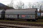 Vierachsiger gedeckter Schüttgutwagen mit Schwerkraftentladung, pneumatischem/mechanischen Klappenverschlusssystem und öffnungsfähigem Dach, 81 81 0665 073-7 A-RCW, der Gattung Talns, der Rail Cargo Austria, abgestellt am 02 April 2025 beim Bahnhof Gmunden bzw. beim Zementwerk Hatschek in Gmunden der Rohrdorfer Zement GmbH.

Diese Wagen wurden von Tatravagonka Poprad (Slowakei) gebaut. Die Wagen besitzen eine manuelle betätigte Einrichtung zum Öffnen und Schließen des Daches, sowie eine pneumatische (auch manuell möglich) Betätigung der Entladeklappen. mit wahlweise einstellbarer Betriebsart der Entladung, d.h. separate Entladung der Kammer „A  bzw. Kammer „B  oder Entladung der Kammern „A'' und ,,B  gleichzeitig. Die Klappen und Rutschen sind aus HARDOX Verschleißblech.

TECHNISCHE DATEN:
Spurweite: 1.435 mm (Normalspur)
Achsanzahl: 4 (in 2 Drehgestellen)
Länge über Puffer: 14.040 mm
Drehzapfenabstand: 8.700 mm
Achsabstand im Drehgestell: 1.800 mm
Laufraddurchmesser: 920 mm (neu)
Gesamthöhe über Schienenoberkante: 4.475 mm
Lichte Beladeöffnung: 12.450 x 1.400 mm
Eigengewicht: 28.000 kg
Höchstgeschwindigkeit: 100 km/h 
Maximales Ladegewicht: 62,0 t ab Streckenklasse D3 (72,0 t ab E)
Kleinster bef. Gleisbogenradius: 75 m
Rauminhalt: 85 m³ (in 2 Kammern)
Bremse: KE-GP-A (K)
Bremssohle: Jurid 816M
Handbremse: Ja, auf einer Bremserbühne
Intern. Verwendungsfähigkeit: TEN-CW
