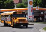 International 380C T444 E,ehemaliger US School Bus im Mai 2015 in Krems gesehen.