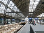 Gleis 13, 14 und 15 mit TW 2968 auf Gleis 14. Amsterdam Centraal Station 19-08-2015.

Spoor 13, 14 en 15 met treinstel 2968 op spoor 14. Amsterdam CS 19-08-2015.