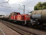 DB Cargo Diesellokomotive 294 958-4 rangiert mit Kesselwagen.