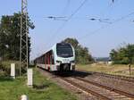 Vias Triebzug ET 25 2207 Abfahrt Bahnhof Mehrhoog bei Bahnbergang Frietenweg, Hamminkeln 19-09-2024.