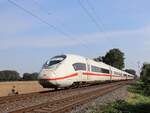 DB Triebzug ICE neo 8018 (408 018) bei Bahnbergang Wasserstrasse, Hamminkeln 19-09-2024.