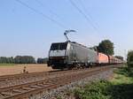 DB Cargo Lokomotive 189 094-6 und Schwestersterlokomotive bei Bahnbdergang Wasserstrasse, Hamminkeln 19-09-2024.

DB Cargo locomotief 189 094-6 met zusterlocomotief bij overweg Wasserstrasse, Hamminkeln 19-09-2024.