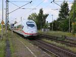 DB ICE Triebzug durchfahrt Gleis 2 Bahnhof Kaldenkirchen 24-07-2025.

DB ICE treinstel doorkomst spoor 2 station Kaldenkirchen 24-07-2025.