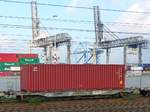 Sdkmms Drehgestell-Containertragwagen aus der Schweiz mit Nummer 83 85 CH-HUPAC 4754 556-9 Vondelingenweg, Rotterdam, Niederlande 23-10-2020.