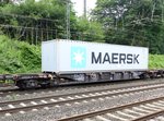 Sgnss Drehgestell-Containertragwagen mit Nummer 33 RIV 80 4552 059-4 und beladen mit Maersk Container.