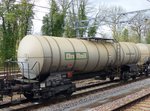 Zacens Drehgestell-Kesselwagen aus Holland der Firma On Rail  Ruhrtrans  mit Nummer 37 TEN RIV 84 NL-ORME 7933 279-3 Gleis 6 Dordrecht, Niederlande 07-04-2016.