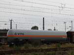 Zags VTG Druckgaskesselwagen mit Nummer 37 TEN 80 D-VTG 7824 759-0 Güterbahnhof Oberhausen West 18-08-2022.

Zags gasketelwagen van VTG met nummer 37 TEN 80 D-VTG 7824 759-0 goederenstation Oberhausen West 18-08-2022.