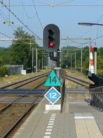 Gleis 2 bei Bahnübergang Odijkerweg. Bahnhof Driebergen-Zeist 03-07-2015.

Sein nummer 102 spoor 2 bij de overweg Odijkerweg. Station Driebergen-Zeist 03-07-2015.