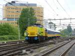 Rotterdam Rail Feeding Lok (ex-DR V100) mit zwei NS Wagen Typ ICL fhrt hier mit von Bhf Alkmaar nach Gbf Alkmaar.