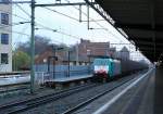 Elektrisch/316082/nmbs-2810-mit-volvozug-in-deventer NMBS 2810 mit 'Volvozug' in Deventer am 28-11-2013.

NMBS TRAXX locomotief 2810 met 'Volvotrein' over spoor 2 in Deventer 28-11-2013.