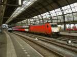 NS TRAXX lok 186 120 (91 84 1186 120-9) mit ICR Wagen Gleis 13 Amsterdam Centraal Station 19-02-2014.