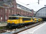 DDAR-3 Nummer 7339 mit Lok 1759. Spoor 2 Amsterdam Centraal Station 21-10-2015.

DDAR-3 nummer 7339 met loc 1759. Spoor 2 Amsterdam Centraal Station 21-10-2015.