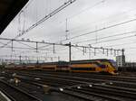 NS DD-IRM-VI Triebzug 8727 Bahnhof Roosendaal 01-04-2022.

NS DD-IRM-VI treinstel 8727 station Roosendaal 01-04-2022.