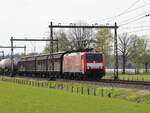 DB Cargo Lokomotive 189 051-6 bei Bahnübergang Zanddijk, Rijssen 27-04-2023.
