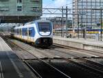 NS SLT-4 Triebzug 2422 Einfahrt über Gleis 3 Amsterdam Centraal Station 17-07-2023.