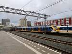 NS Triebzug SNG 2711 und 2740 Gleis 2 Leiden Centraal 13-11-2023.

NS treinstel SNG 2711 en 2740 spoor 2 Leiden Centraal 13-11-2023.