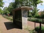 Haltestellenh�uschen Endpunkt smalspoormuseum Leemspoor, Arend Baanstraat, Rijssen 09-05-2024.

Oude abri eindpunt smalspoormuseum Leemspoor, Arend Baanstraat, Rijssen 09-05-2024.