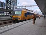 NS DDZ-VI Triebzug 7618 Gleis 9 Utrecht Centraal Station 24-10-2024.

NS DDZ-VI treinstel 7618 spoor 9 Utrecht Centraal Station 24-10-2024.