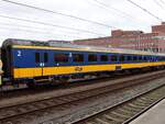 Bpmez10 2. klasse Intercitywagen mit Nummer NL-NS 61 84 20-70 112-9 Baujahr 1982 ex- 50 84 20-77 715-5 Gleis 9 Bahnhof Amersfoort centraal, Niederlande 12-03-2026.

Bpmez10 2e klasse intercityrijtuig met nummer NL-NS 61 84 20-70 112-9 bouwjaar 1982 oud nummer 50 84 20-77 715-5 Conditierit spoor 9 Amersfoort centraal 12-03-2026.