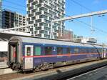 BB Bmz Nightjet Sitzwagen mit Nummer A-BB 73 81 29-91 516-6 in Zug 420 Gleis 14 Utrecht Centraal Station, Niederlande 10-04-2024.