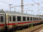 Avmmz 106.5 DB 1. Klasse Intercitywagen mit Nummer D-DB 61 80 19-91 764-9 in versptete IC144 von Berlin nach Amsterdam. Gleis 2 Bahnhof Bad Bentheim 27-08-2025.

DB Avmmz 106.5 1e klasse intercityrijtuig met nummer D-DB 61 80 19-91 764-9 in Vertraagde IC144 naar Amsterdam. Spoor 2 station Bad Bentheim 27-08-2025.
