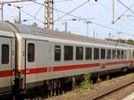 DB Bpmmz 284.5 Intercitywagen 2. Klasse mit Nummer D-DB 61 80 20-91 548-3 in IC144 von Berlin nach Amsterdam. Gleis 2 Bahnhof Bad Bentheim, Deutschland 27-08-2025.


DB Bpmmz 284.5 intercityrijtuig 2e klasse met nummer D-DB 61 80 20-91 548-3 in IC ...