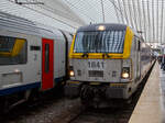 Ein Vorgänger der Siemens Vectron, die HLE 1841 eine SIEMENS EuroSprinter ES60U3 der belgischen NMBS/SNCB fährt am 03 Oktober 2015, als IC via Brüssel nach Ostende, in den Bahnhof