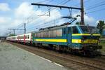 Am 30 Mai 2013 wartet NMBS 2723 in Antwerpen-Noorderdokken mit ein Spitzverkehrszug auf das Abfahrtsignal.