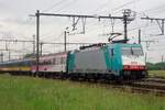 Am trüben 21 Mai 2014 durcheilt CoBRa 2806 samt IC-Brussel Antwerpen-Noorderdokken.