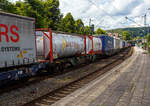 Vierachsiger Drehgestell-Containertragwagen 33 88 4554 285-5 B-LNS der Gattung Sgns (LINEAS Wagon Type 6453L2), der LINEAS Group NV/SA am 14 Juli 2024 im Zugverband bei der Zugdurchfahrt in Kirchen an