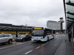 HTM Bus 3003 Cummins VDL Citea SLF 120.250 Baujahr 2013. Flughafen Schiphol 29-11-2015.

HTM bus 3003 Cummins VDL Citea SLF 120.250 bouwjaar 2013. Luchthaven Schiphol 29-11-2015.