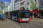 Einer der lteren MAN-Gelenkbusse der KVB, Wagen 144 ist am 14.04.2022 in der Frankfurter Strae in Kln-Mlheim unterwegs.