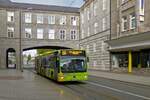 Auf der Mlheimer Friedrich-Ebert-Strae ist der Busverkehr zwischen dem Hauptbahnhof und der Station Stadtmitte, an der Umsteigebeziehungen zu allen Tram-Linien bestehen, gebndelt. Wagen 6632 ist auf dem Weg in die Nachbarstadt Ratingen.