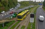 Die Station Feldhaushof liegt mitten im Autobahndreieck Essen-Ost, wo Stau und stockender Verkehr zum Alltag gehren. Die unabhngige Trasse der Spurbusse umgeht die stark ausgelasteten Fahrbahnen der Autobahn und ermglicht auerdem die Anbindung von Wohngebieten, die nach dem Bau der A40 abseits des Stadtstraennetzes und damit des PNV lagen.