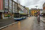 Wagen 114 der SWS aus Solingen passiert am regnerischen 28.12.21 die Haltestelle Mhlenplatz.