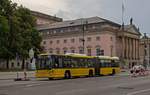 Vor der Kulisse der Berliner Staatsoper rollt Wagen 4564 durch den baustellenbedingt nur zflieenden Verkehr Unter den Linden.