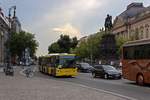 Bei Wagen 4502 scheint das Fahrgast-Informationssystem gestrt zu sein. Also muss eines der noch vorhandenen aber in den neusten Bussen nicht mehr genutzten Seitenschilder zur Anzeige der Liniennummer herhalten.