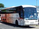 Neoplan Euroliner von Stiftung MenschMobil aus Deutschland im Stadthafen Sassnitz.