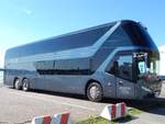 Neoplan Skyliner von Pecnik aus Österreich im Stadthafen Sassnitz.