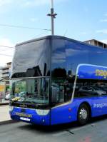 Frankreich, Languedoc-Roussillon, Hrault, Montpellier Sabines (an der Trambahn Linie 2): ein megabus.com (VanHool TX27 astromega) auf der Fahrt nach Spanien.
