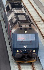 DSB Litra ME 1526 im Portrait von einer Brücke aus mit maximalem Tele aufgenommen und bearbeitet.