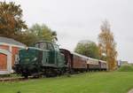 DSB MT 152 verläßt mit ihrem Feriensonderzug den Bahnhof Haderslev Vest 19.10.2017