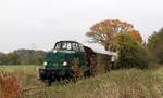 DSB MT 152 mit Feriensonderzug kurz vor der Unterquerung der Autobahn bei Hammeleff.