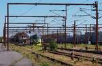 Gut getarnt und kaum zu erkennen rollt die BLDX Mx 1018 auf Rangierfahrt durch den Bahnhof von Padborg.