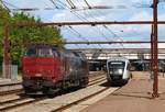 Hier steht DSB/RSC MZ 1456 mit laufender Maschine im Bahnhof Fredericia und wartet auf ihren Güterzug während sich DSB MQ 41/4919 auf den Weg nach Odense macht.