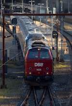 DSB Litra MZ(II)1425 zieht hier einen IC4 Triebwagen als Rangierfahrt aus dem Bhf von Aarhus der mangels Zulassung noch nicht selber fahren durfte.